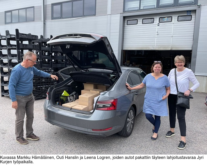 Kuvassa Markku Hmlinen, Outi Hanslin ja Leena Logren, joiden autot pakattiin tyteen lahjoitustavaraa Jyri Kurjen typaikalla.