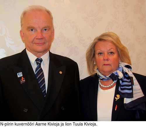 N-piirin kuvernri Aarne Kivioja ja lion Tuula Kivioja.