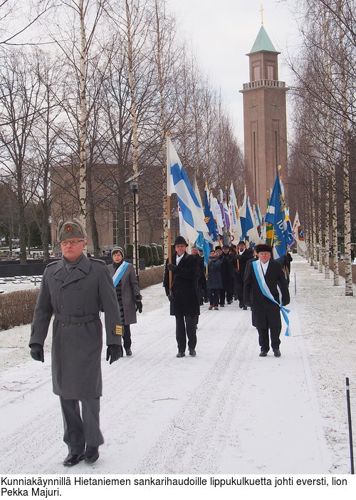 Kunniakynnill Hietaniemen sankarihaudoille lippukulkuetta johti eversti, lion Pekka Majuri.