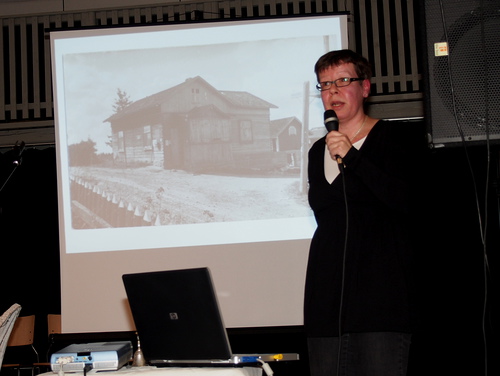 Museonlehtori Hannele Tenhovuori esitteli alueen historiaa.  Esittelyvuorossa Juornaankyln kauppa lhes sadan vuoden takaa.