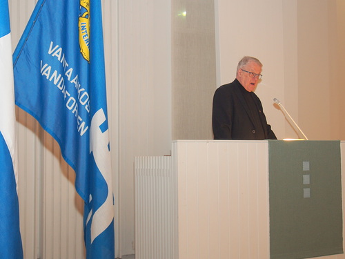 LC Vantaankoski-Vandaforsenin jsen ja Vantaankosken pitkaikainen, elkkeell oleva kirkkoherra, rovasti Jaakko Simojoki avasi tilaisuuden.