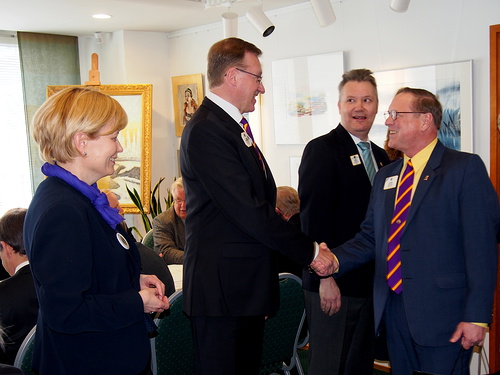 N-piirin kuvernri Sini Eloholma ja Liiton puheenjohtaja Tuomo Holopainen vastaanottivat kv-presidentti Joe Prestonin leijonatilaisuuteen Suomalaiselle Klubille.