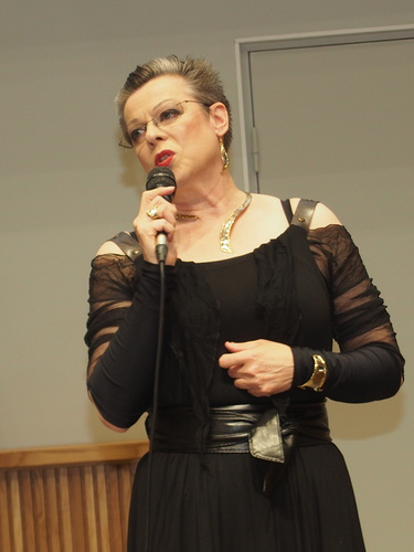 Edith Piafin musiikkia esitti taiteilija Pivi Mkinen.