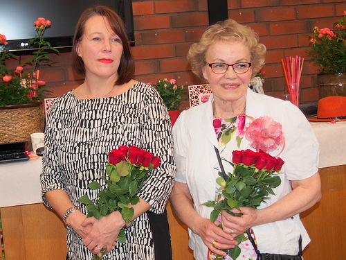 Pivkummun kukkakimppu ojennettiin Tytti Lahtiselle ja Malmittarien kukat Irma Vtiselle.