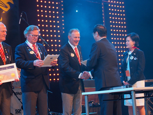 Kansainvlinen presidentti Jitsuhiro Yamada palkitsi N-piirin piirikuvernrin Heikki Saarisen piirin onnistuneesta jsenkehityksest.