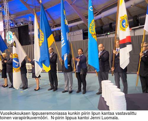 Vuosikokouksen lippuseremoniassa kunkin piirin lipun kantaa vastavalittu toinen varapiirikuvernri.  N-piirin lippua kantoi Jenni Luomala.