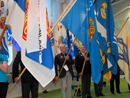 N-piirin lippua kantoi 2. varapiirikuvernri Aarne Kivioja.