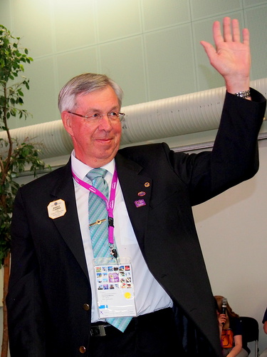 Suomen ID-ehdokkaaksi Sotkamon vuosikokouksessa 2015 valittu Markus Flaaming juuri kun kokouksen puheenjohtaja Tuomo Holopainen oli julistanut nestyksen tuloksen.