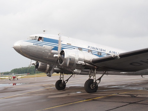 DC-3 -lentokoneita on valmistettu yli 13.000, ja lentotoiminnassa niist on viel nelisen sataa.