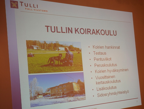 Rehtori Nieminen esitteli Tullin huumekoirakoulua ja hummekoiratoimintaa Suomessa ja ulkomailla.