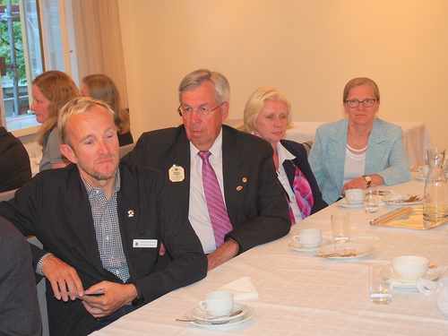 LC Hakaniemen past-presidentti Jarmo Rosenqvist, PCC Markus Flaaming ja CS Susanna Gustafsson sek lady Jatta Tuomikoski.