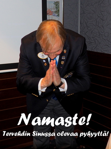Kuvernri Timo Auranen ptti kokouksen kv-presidentilt Aggarwalilta Chicagossa oppimallaan tavalla, Namaste!  Kyse on kunnioittavasta tervehdyksest: "Tervehdin Sinussa olevaa pyhyytt!"
