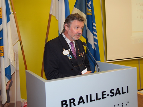 Piirikuvernri Veikko Teerioja toivotti presidentit ja piirihallituksen verkostoitumisristeilylle.
