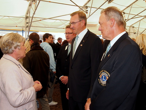 Juhlassa leijonat tapasivat mm. ministeri Elisabet Rehnin.  Ministeri saapuu Lions-liiton veteraanijuhlaan lokakuussa.