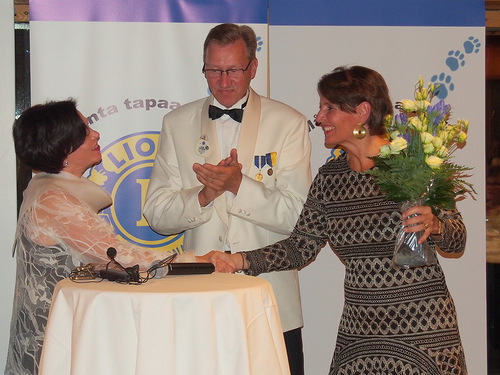 Liiton puheenjohtaja Tuomo Holopainen ja psihteeri Maarit Kuikka kukittivat juhlapuhujan.