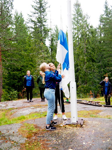 Partiotapahtumat alkavat Suomen lipun nostolla, niin tm kmpn avajaistilaisuuskin.