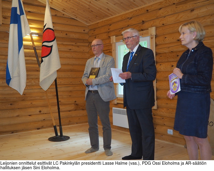 Leijonien onnittelut esittivt LC Pakinkyln presidentti Lasse Halme (vas.), PDG Ossi Eloholma ja AR-stin hallituksen jsen Sini Eloholma.