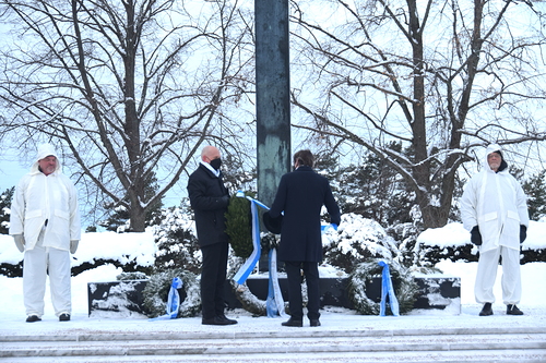Sankarihaudalla seppeleen laskivat Aki Naukkarinen ja Mika Pirttivaara.