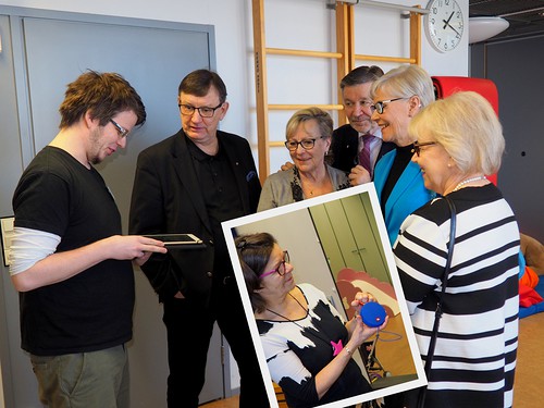 Lasten kuntoutusohjaaja Timo Yli-Karhu esittelee, kuinka viimesyksyiseen Leijona-lahjoitukseen, iPadiin, on asennettu ohjelma, joka valinnan mukaan toistaa elinten ni.  Pikkukuvassa Arja Marilan kdess on IPadiin kytketty sininen kaiutin.