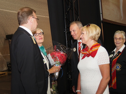 N-piirin kuvernripari Heikki ja Leena Saarinen onnittelemassa Liiton uutta puheenjohtajaparia Tuomo ja Kaija Holopaista. 