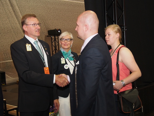 Uutta puheenjohtajaparia onnittelemassa Leo-neuvoston presidentti Aino-Maija Laitinen ja Liiton tuleva koulutusjohtaja Antti Forsell.