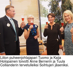 Liiton puheenjohtajapari Tuomo ja Kaija Holopainen toivotti Anne Bernerin ja Tuula Collianderin tervetulleiksi Soihtujen jseniksi.