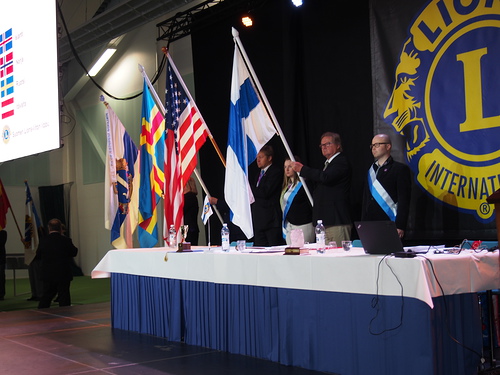 Lippurivistn krjess kannettiin Suomen lippu.  Kokoussalin edess lisksi olivat USA:n ja Ahvenanmaan liput sek Lions-liiton lippu. Taaempana lipputelineiss kansainvlisten vieraitten kotimaitten liput sek Suomen Lions-liiton piirien ja klubien liput.