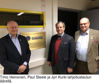 Timo Heinonen, Paul Steele ja Jyri Kurki lahjoitustaulun rell.