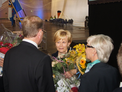 Liiton puheenjohtajaksi valittu Tuomo ja Kaija Holopainen onnittelemassa N-piirin uutta piirikuvernri Sini Eloholmaa. 