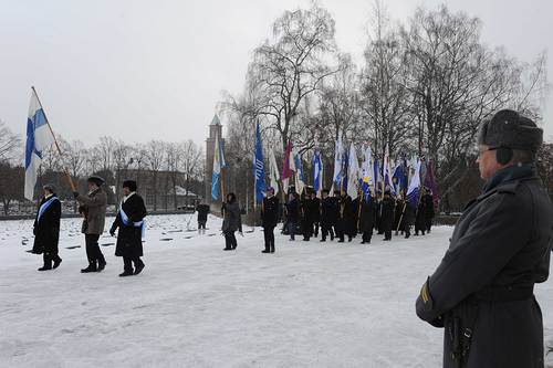 Lippulinna saapumassa kunnianosoitusaukiolle.
Lippulinnan krjess Suomen lippu, jota kantoi B-piirin 2. varapiirikuvernri Hannu Saarilehto.  B- ja N-piirin lippuja seurasivat klubien liput.
