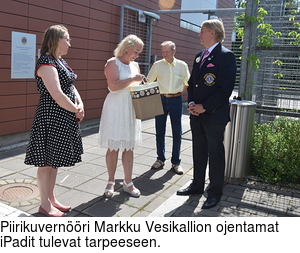 Piirikuvernri Markku Vesikallion ojentamat iPadit tulevat tarpeeseen.