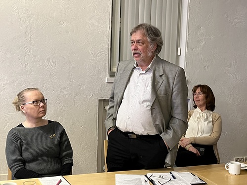 Tuija Vilpunaho (istumassa) ja Jukka Olander kertoivat omien alueidensa asioista.