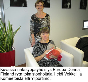 Kuvassa rintasypyhdistys Europa Donna Finland ry:n toimistonhoitaja Heidi Vekkeli ja Komeetoista Elli Yliportimo.