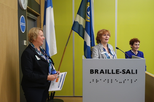 Viestinttiimi (vas. Anne Sokka-Tuomala, Teija Loponen ja Arja Oksanen)  esittytyi.
Kuva: Markku Helle