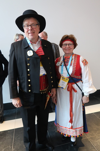 Suomen Lions-liiton aikaisempi puheenjohtaja Erkki Honkala  ja hnen vaimonsa Katriina olivat pukeutuneet kansallispukuihin. 