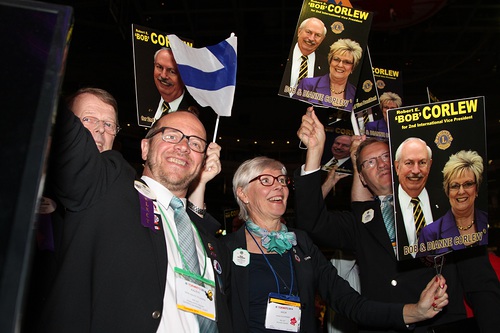 Lhes kaikki Suomen edustajat tukivat toiseksi varapresidentiksi valittua Bob Corlew'a. Corlew'n tukijoita olivat mys Tuomo ja Kaija Holopainen.