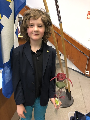 8-vuotias Leon Oz sai palkinnoksi stipendin ja ruusun.
