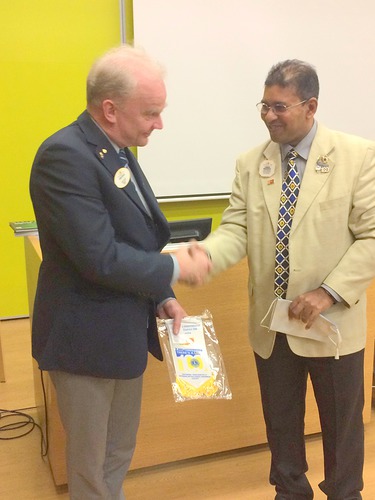 Sri Lankan Lions-liiton puheenjohtaja Duminda Munasinghe ja piirikuvernri Aarne Kivioja vaihtoivat standaareja. Kuva Markku Vesikallio.