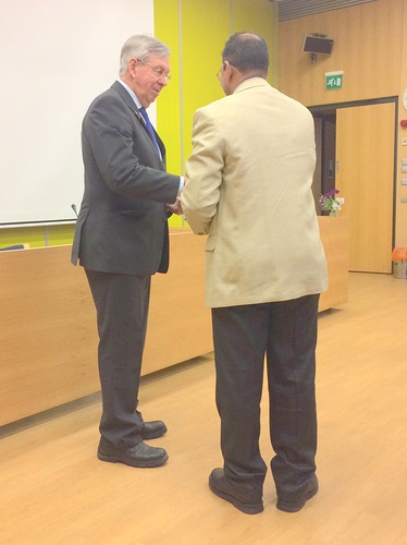 Kansainvlinen johtaja Markus Flaaming tervehti puheenjohtaja Munusinghe.
