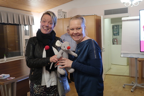 Lohkon puhenjohtaja Tuija Vilpunaho sai Aino Viertolalta muistoksi sairaalahiiren.