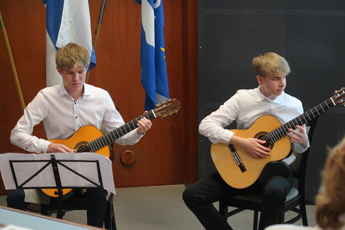 Eelis Nvri ja Arttu Puuskari esittivt kitarasooloja.