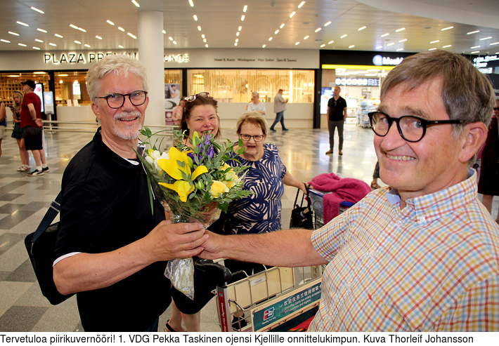 Tervetuloa piirikuvernri! 1. VDG Pekka Taskinen ojensi Kjellille onnittelukimpun. Kuva Thorleif Johansson