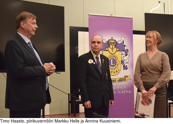 Timo Haasto, piirikuvernri Markku Helle ja Annina Kuusiniemi.