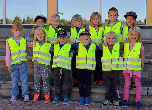 Mika Waltarin koulun Iloiset eskarilaiset Pornaisten taksiautoilijoiden lahjoittmat liivit ylln.

