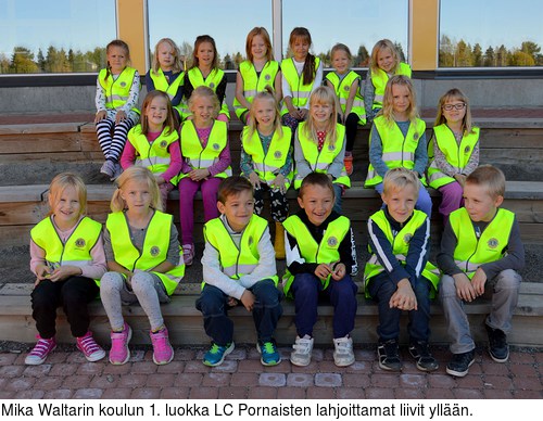 Mika Waltarin koulun 1. luokka LC Pornaisten lahjoittamat liivit ylln.