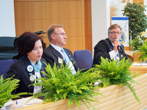 Kokousta johti Liiton puheenjohtaja Tuomo Holopainen.  Vas. psihteeri Maarit Kuikka ja oik. varapuheenjohtaja Jari Rytknen.