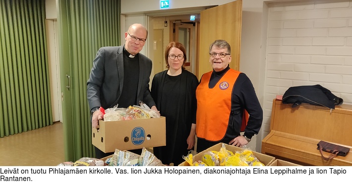 Leivt on tuotu Pihlajamen kirkolle. Vas. lion Jukka Holopainen, diakoniajohtaja Elina Leppihalme ja lion Tapio Rantanen.