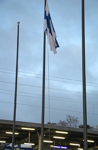 Itsenisen Suomen lippu heikossa aamutuulen vireess Martinlaakson asemalla.