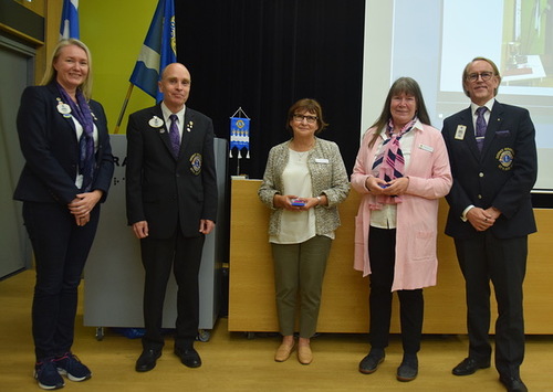 4. alueen puheenjohtajat Pirjo Luukkonen ja Leena Lehtihalmes palkittiin piirikuvernrin tunnustuspalkinnolla.