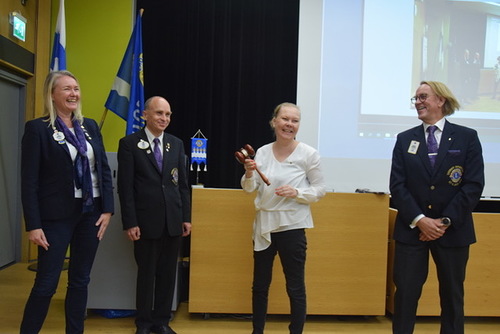Finlandia klubi sai Leo Heinsen mahtinuijan. Sen vastaanotti klubin presidentti Tuija Vilpunaho.